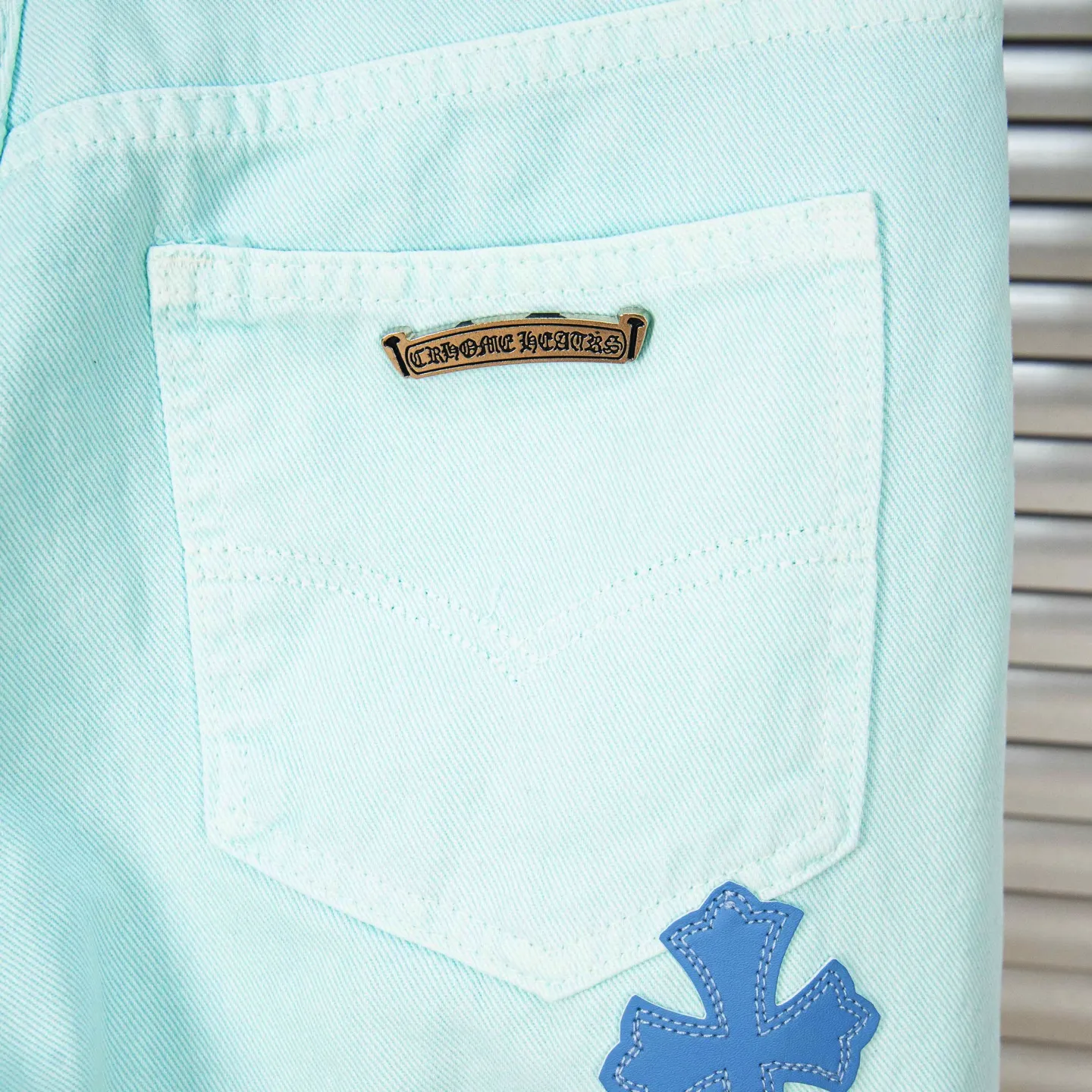 P240 (high version, running quantity) Chrome Hearts light blue blue pants, pink and blue patchwork leather couple's best friend jeans. CH jeans need to be washed and then disassembled and hand-made with sheepskin cross leather and then spliced ​​to complete. The whole process is not clear. The patchwork cross pattern is embellished, and the high-waisted washed jeans! ! Absolutely high-end luxury products, god-level single products and super popular products, made with top heavy industry, a must-see magic weapon. Customized hardware. The fabric is thick and soft after washing. It has good breathability. Customized small leather label. Unique design. The details are simple and elegant, and the workmanship is exquisite. The entire trousers are neatly routed and the details are in place! It’s so cool that both men and women can easily control the genderless trend! Style number: 1817# Color: Picture color Size: 28 30 32 34 36